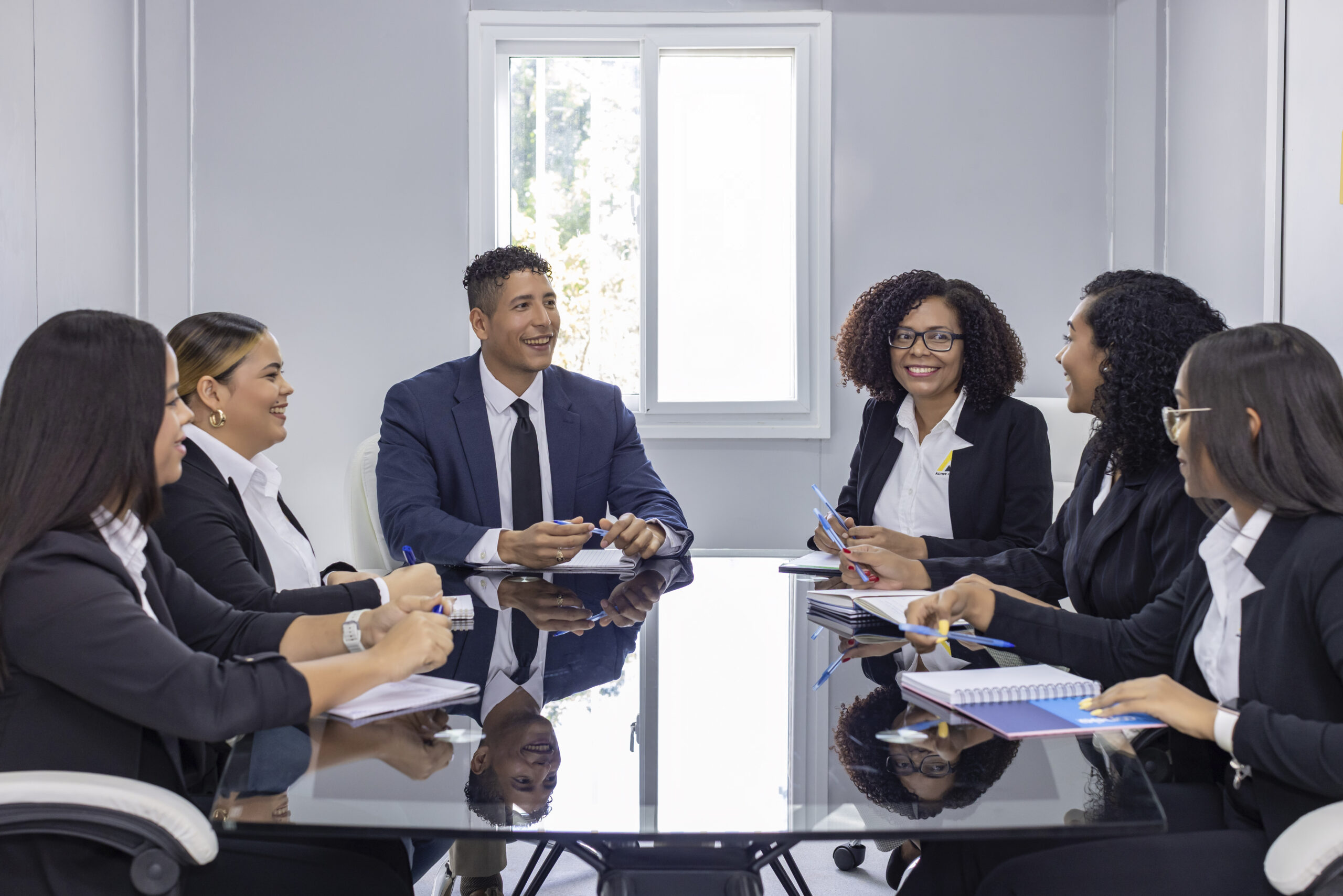 Equipo profesional en reunión de trabajo
